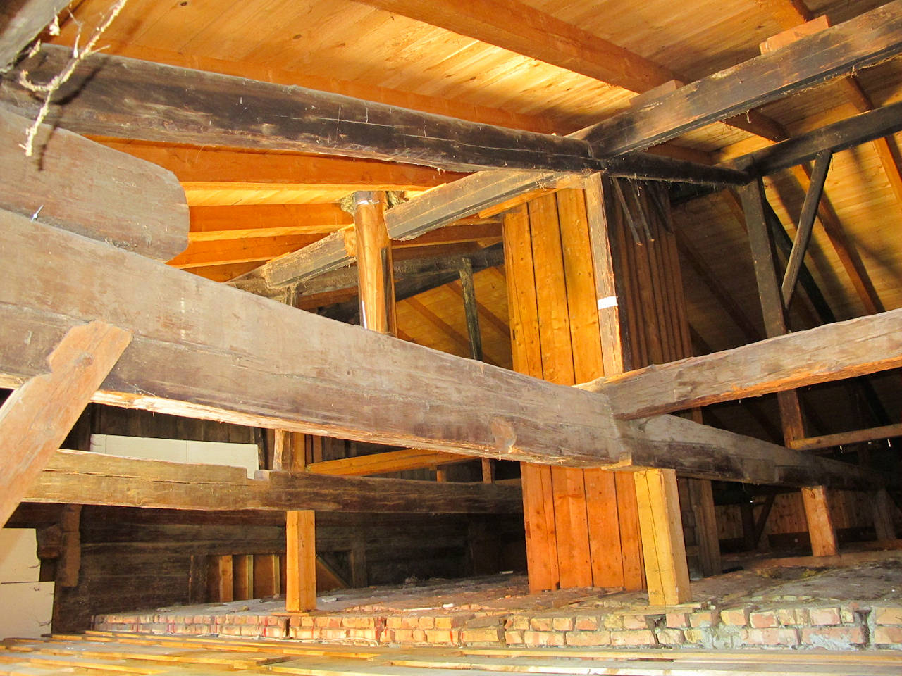 Der alte Dachstuhl wird sichtbar