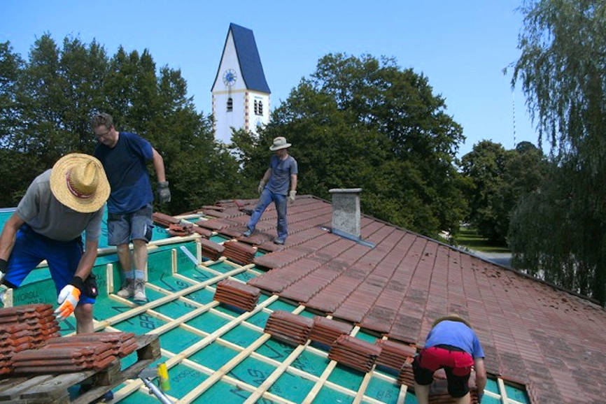 Die alten Dachziegel werden wieder verwendet
