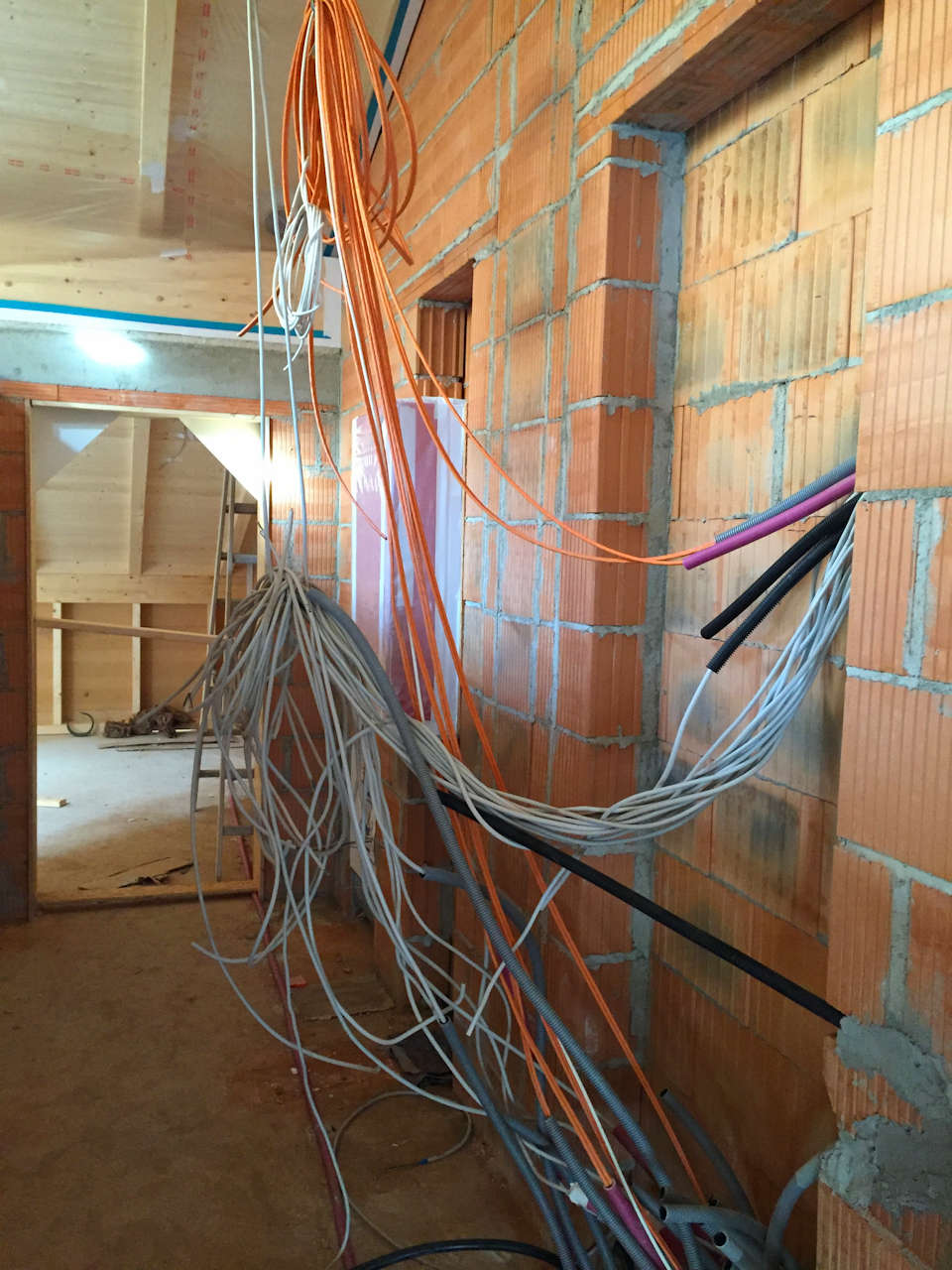 Viele Leitungen und noch mehr Kabel